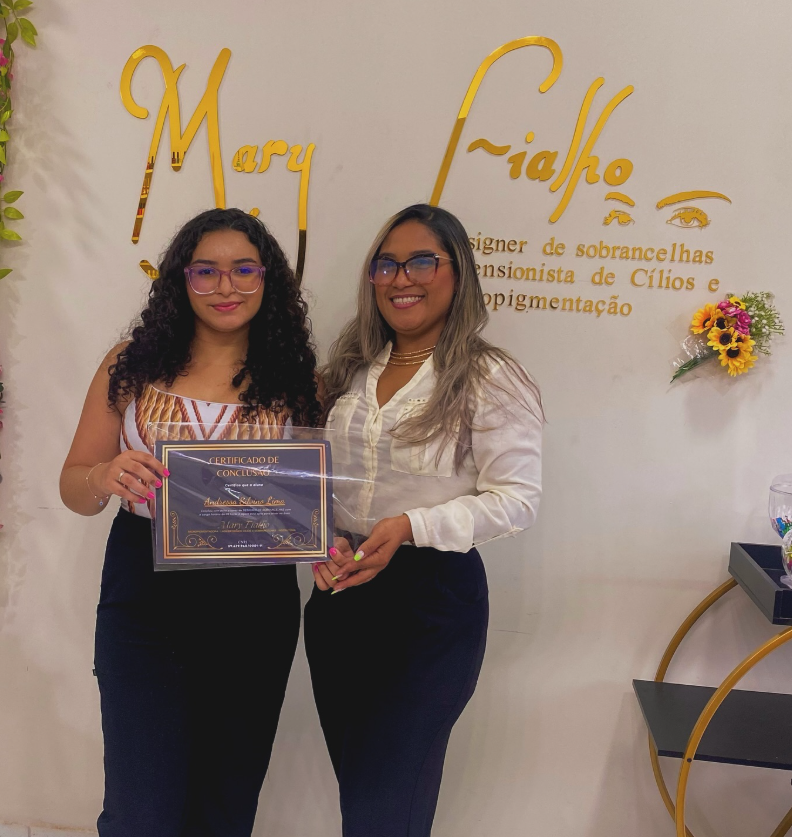 Mary Fialho com aluna formada e certificado